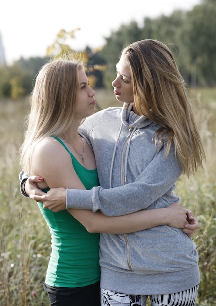 Foto duas irmãs amorosas consolam-se