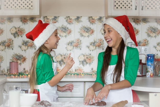 Duas irmãs fazendo pão de mel de Natal