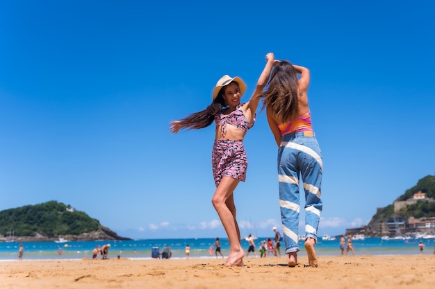 Duas irmãs se abraçando nas férias de verão na praia, elas são um estilo de vida no mar