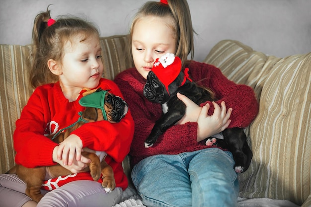 Duas irmãzinhas vão comemorar as férias de Natal em casa junto com cachorros de estimação