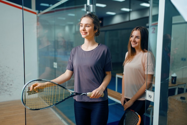 Duas jogadoras de squash posam no vestiário