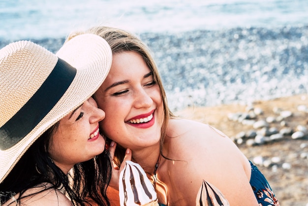 Duas jovens amigas brancas ficam juntas em atividades de lazer ao ar livre tomando sorvete