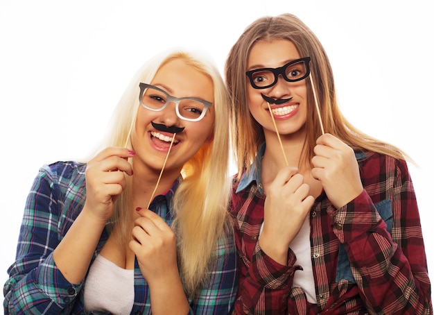 Duas jovens amigas juntas e se divertindo. Olhando para a câmera.