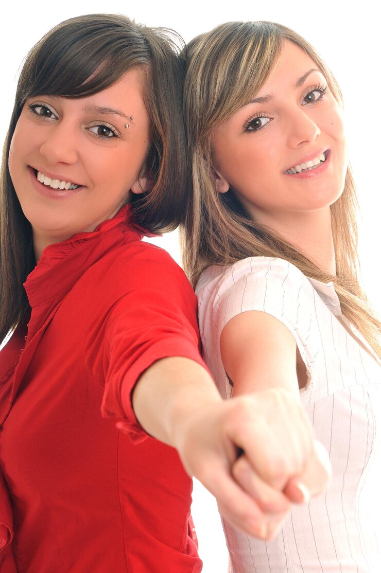 Foto duas jovens amigas lésbicas isoladas felizes em fundo branco