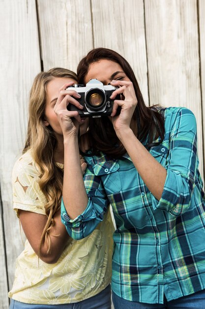 Duas jovens amigas tirando foto