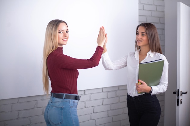 Duas jovens empreendedoras trabalhadoras trabalhando juntas