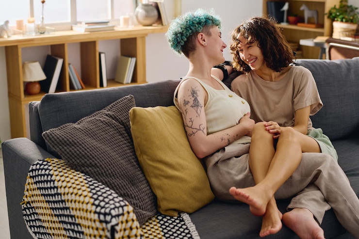Foto duas jovens interculturais felizes olhando uma para a outra e rindo