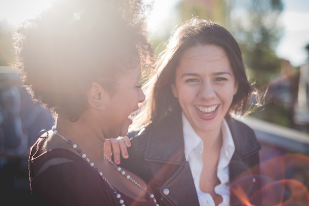 duas jovens jovens multi-étnicas se divertem