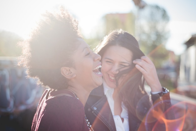 Duas jovens jovens multi-étnicas se divertem