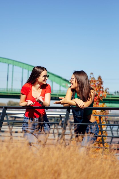 Duas jovens melhores amigas aguardando a ponte velha