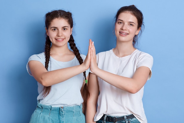 Duas jovens mulheres morenas mostrando mais cinco