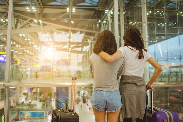 Duas jovens no aeroporto