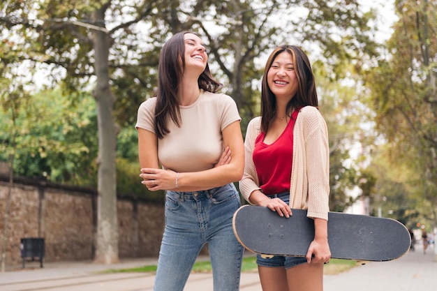 Duas jovens rindo felizes e sorrindo