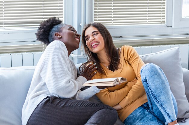 Duas jovens se divertindo em casa