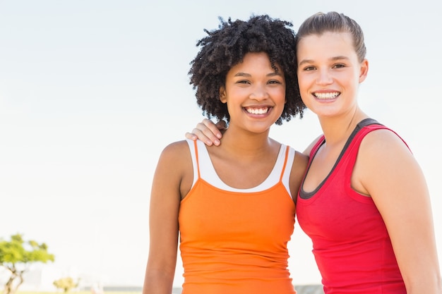 Duas jovens sorrindo para a câmera