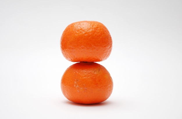 Duas laranjas em branco .