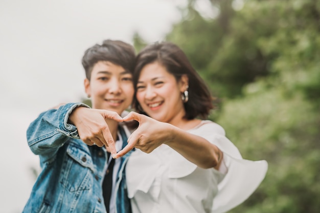 Duas lésbicas asiáticas felizes apaixonadas