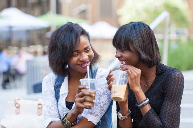 Duas linda mulher negra, desfrutando de bebidas refrescantes em Nova York