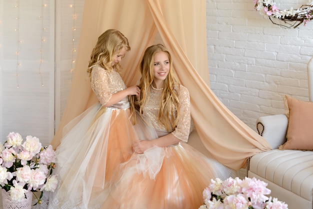 Duas lindas garotas com um lindo vestidos