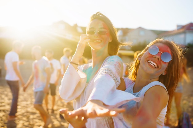 Duas lindas garotas se divertem muito no festival Holi Spring Break Beach Party Friendship Leisure