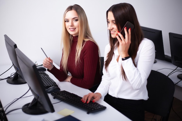 Duas lindas garotas trabalham no escritório de uma empresa de consultoria