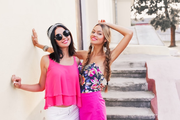 Foto duas lindas irmãs garotas hipster se abraçando e se divertindo juntas