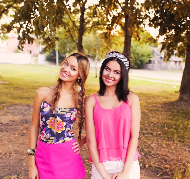 Duas lindas irmãs garotas hipster se abraçando e se divertindo juntas