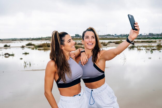 Duas lindas irmãs gêmeas tirando uma selfie