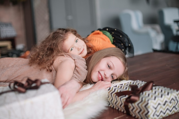 Duas lindas irmãs se divertindo em uma aconchegante sala de estar