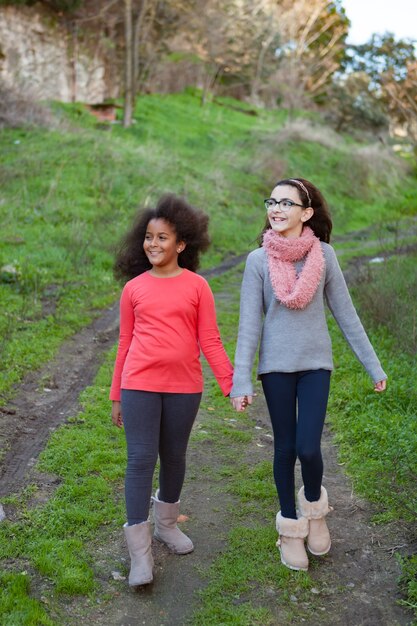 Duas lindas meninas a passear