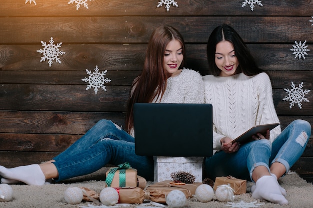 Duas lindas meninas localizadas no chão