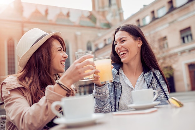 Duas lindas meninas sentadas em um café