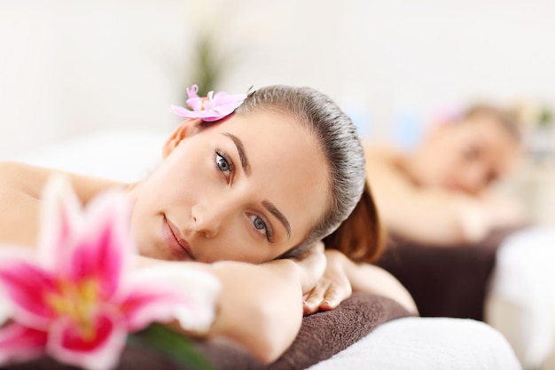 duas lindas mulheres recebendo massagem no spa