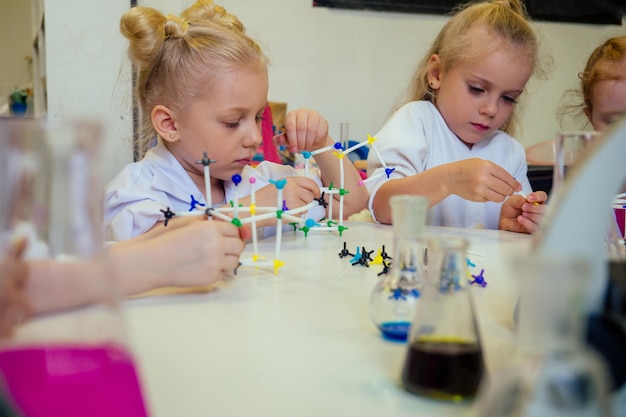 Duas loiras, químico, criança, estudante, garotinhas, namorada, irmãs, experiência química, vestido médico branco, sala de aula, ciência