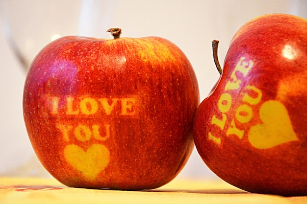 Duas maçãs com a inscrição eu te amo fechar
