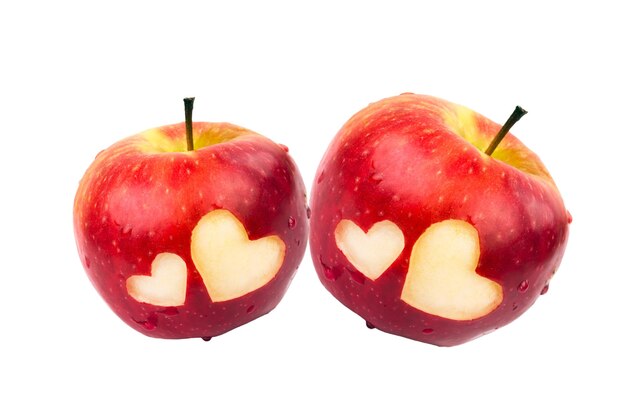 Foto duas maçãs com corações em fundo branco