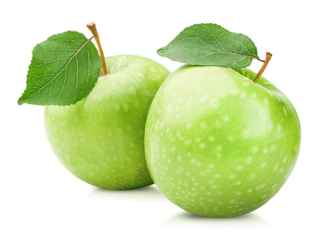 Duas maçãs verdes inteiras com uma folha em um fundo branco isolado
