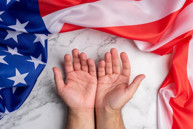 Duas mãos abertas cercadas pela bandeira dos Estados Unidos da América Liberdade e sonho americano
