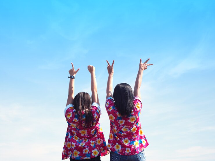 Foto duas mãos de mulher no coração em forma de alfabeto amor
