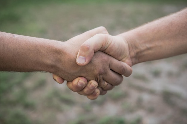 Duas mãos isoladas braço ajudando a mão de um amigo Aperto de mão Aperto de mão amigos amigos gree