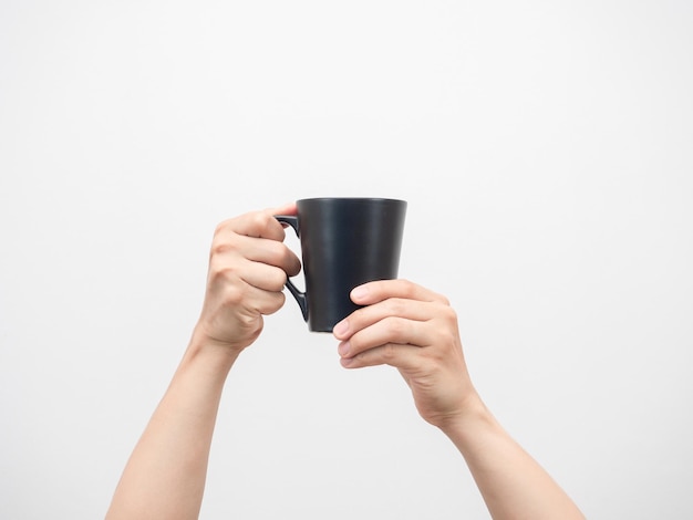 Duas mãos segurando uma xícara de café branca isolada