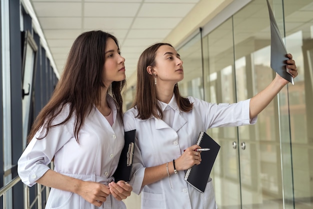 Duas médicas discutem os resultados da radiografia. Conceito de trabalho médico em equipe