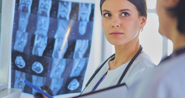 Foto duas médicas olhando raios-x em um hospital