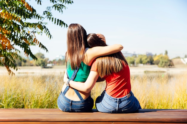 Duas melhores amigas abraçando juntos