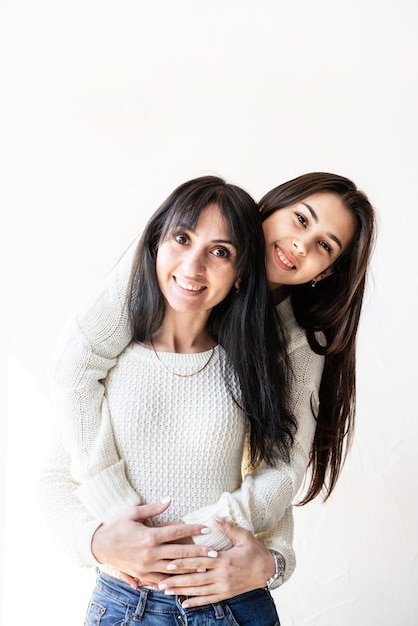 Duas melhores amigas se abraçando em pé