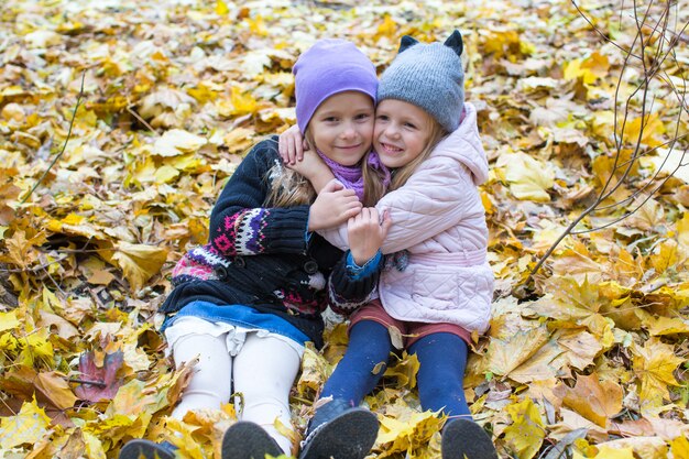 Duas meninas adoráveis ao ar livre em dia de outono