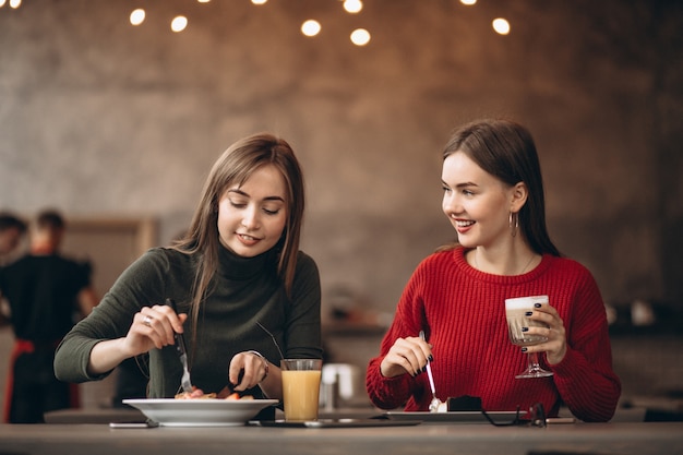 Duas meninas almoçando em um café