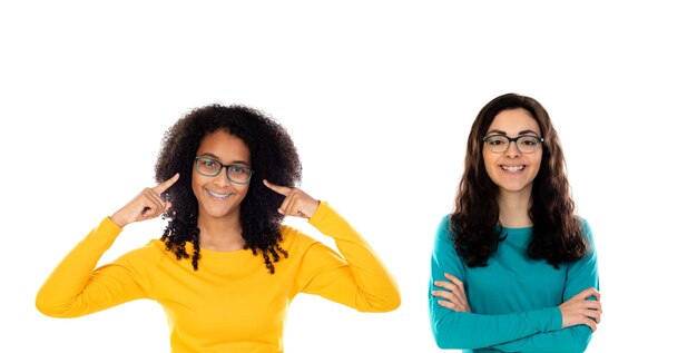 Duas meninas amigas alegres isoladas em um fundo branco