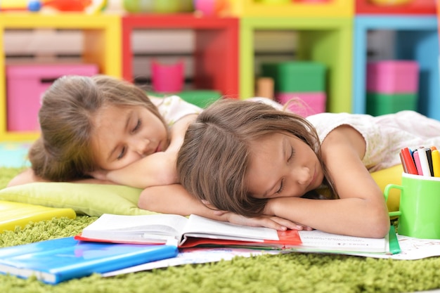 Duas meninas bonitinhas dormindo no chão