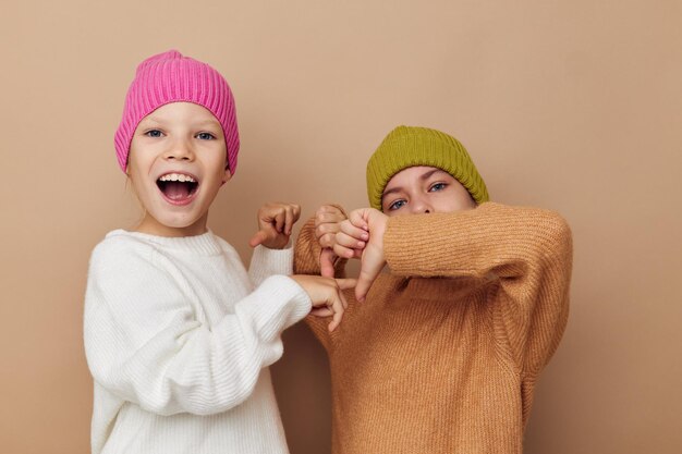 Duas meninas bonitinhas usando chapéus moda infância